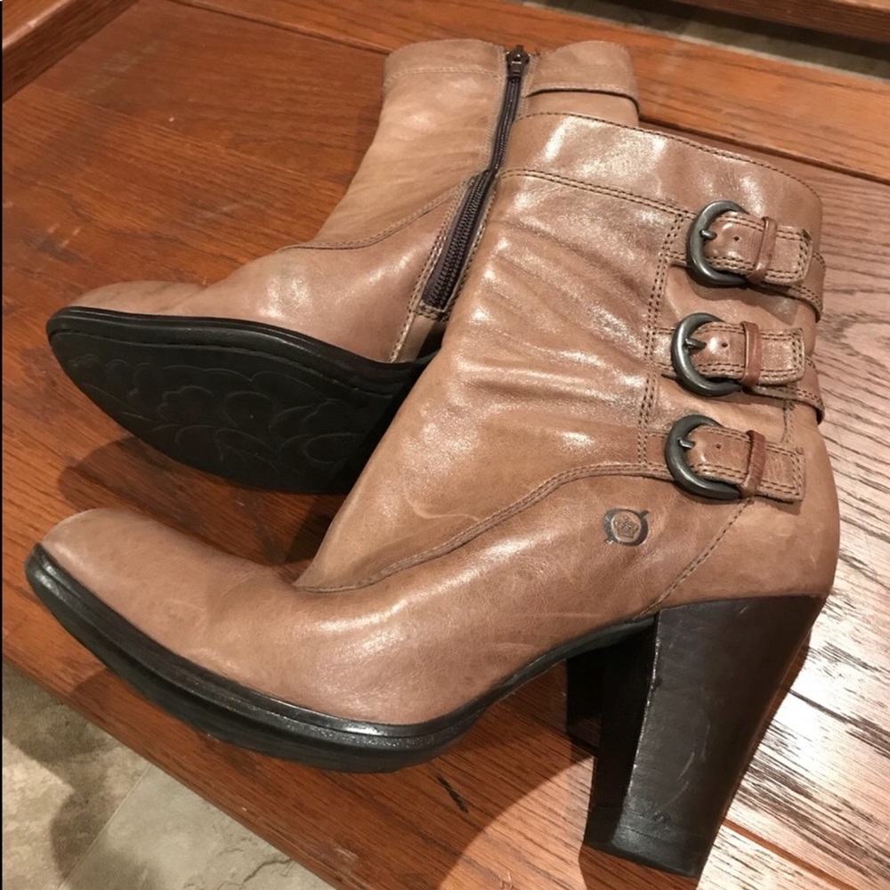 Born leather boot size 9